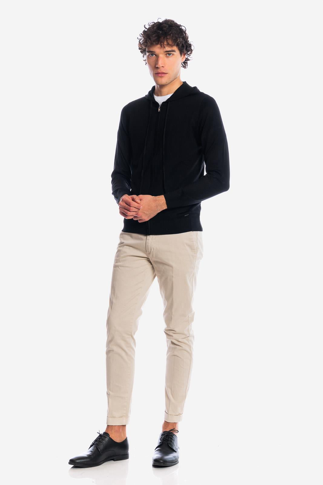 MAGLIA ZIP CON CAPPUCCIO