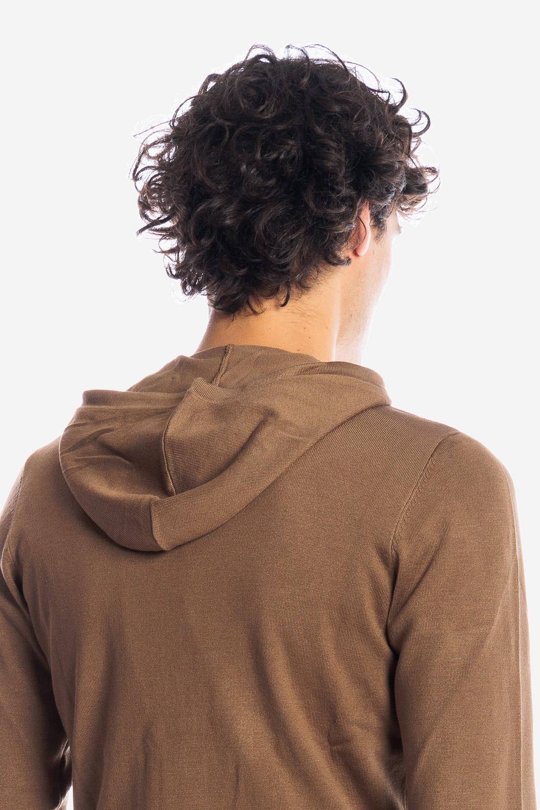 MAGLIA ZIP CON CAPPUCCIO