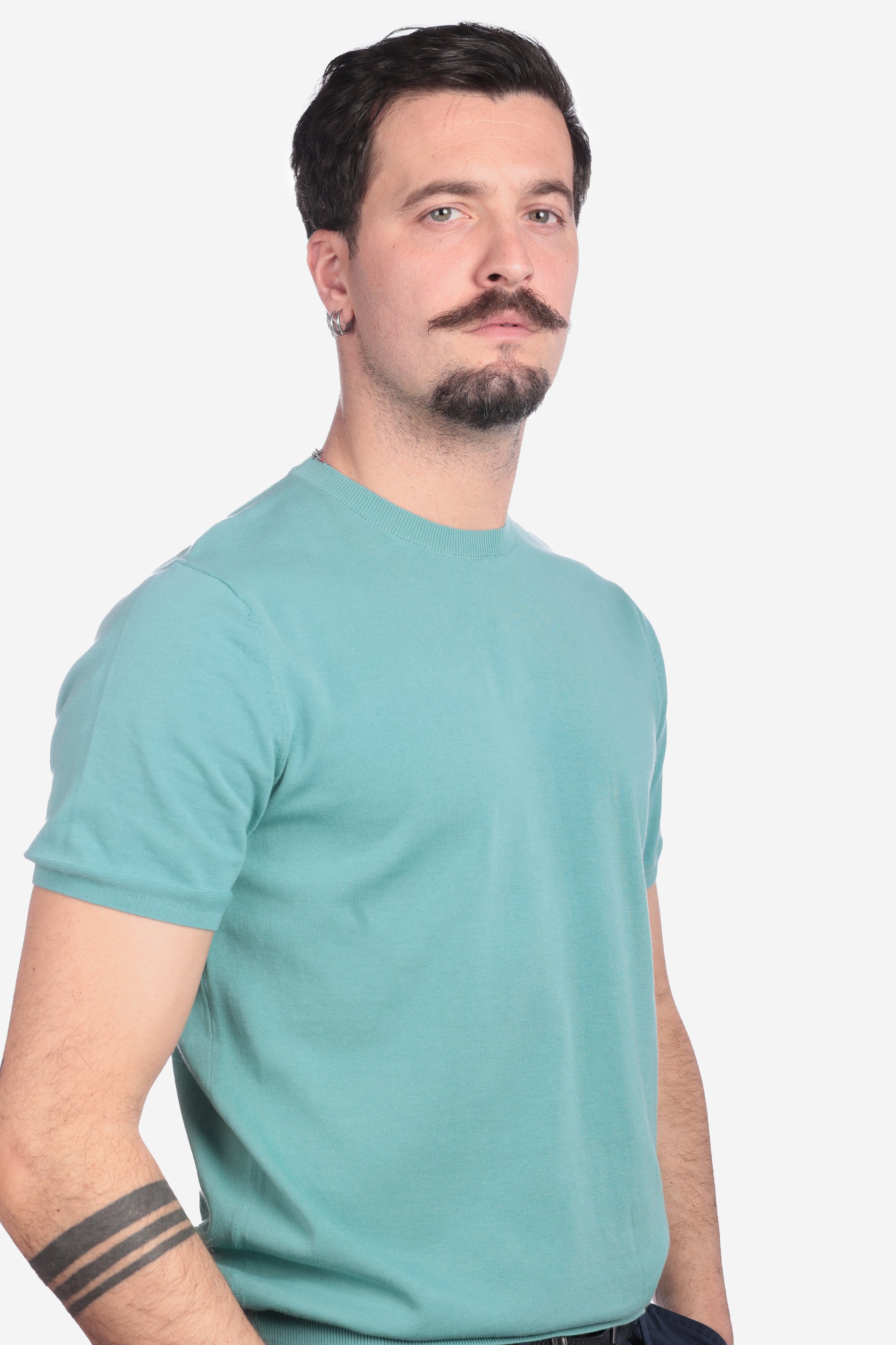 SOLID COLOR CREW NECK SWEATER