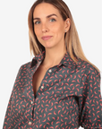 Camicia donna in cotone con fantasia cornetti rossi portafortuna su sfondo blu scuro