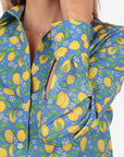 Camicia donna in cotone con fantasia limoni gialli su sfondo azzurro Positano