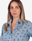 Camicia donna in cotone con fantasia vespette colorate su sfondo azzurro mélange