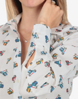 Camicia donna in cotone con fantasia vespette colorate su sfondo bianca