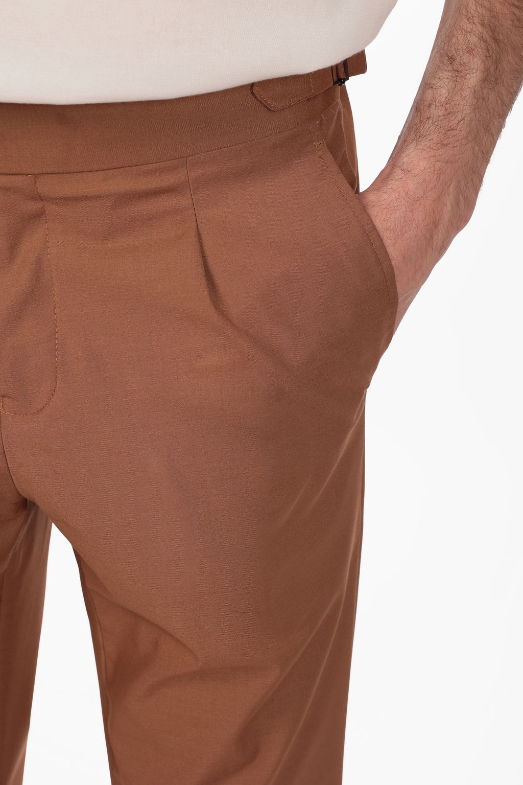 Pantalone con fascia e doppio bottone e pences