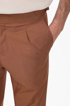 Pantalone con fascia e doppio bottone e pences