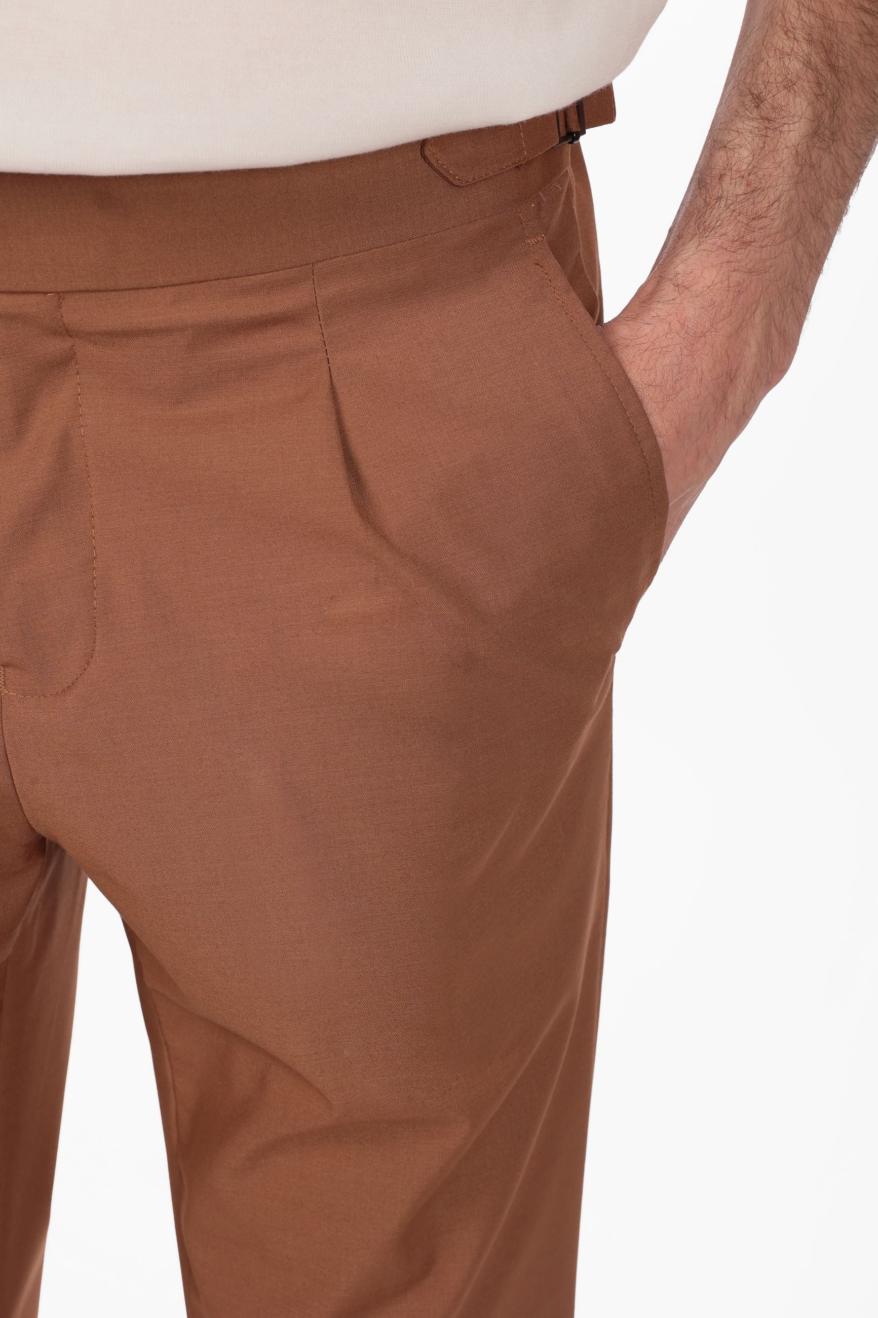 Pantalone con fascia e doppio bottone e pences