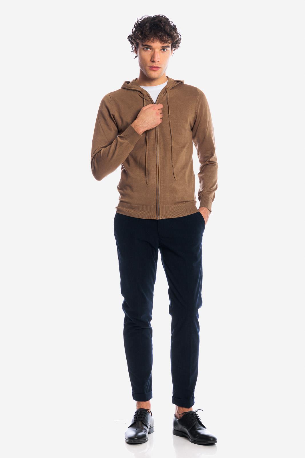 MAGLIA ZIP CON CAPPUCCIO