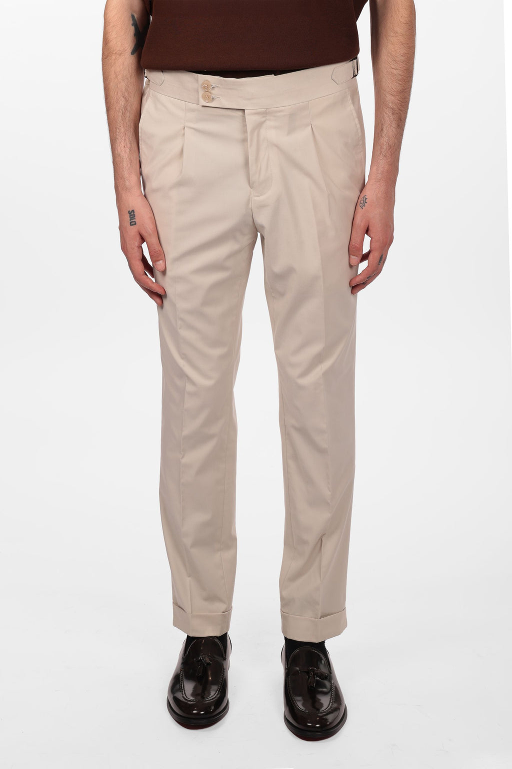 Pantalone con fascia e doppio bottone e pences