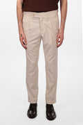 Pantalone con fascia e doppio bottone e pences