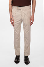 Pantalone con fascia e doppio bottone e pences