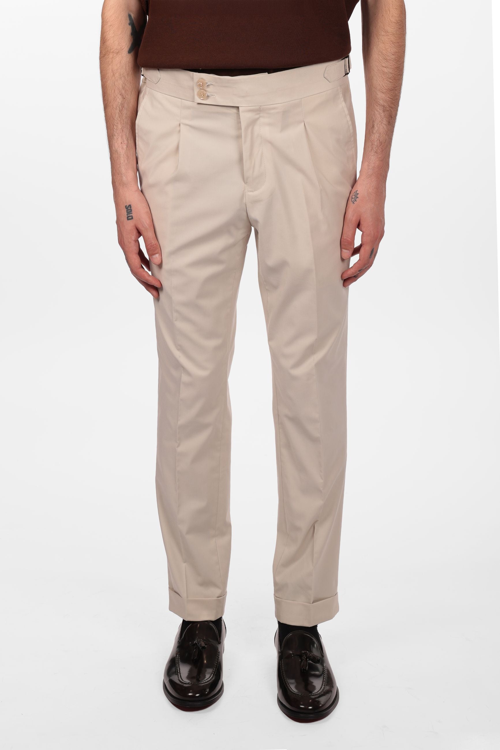 Pantalone con fascia e doppio bottone e pences