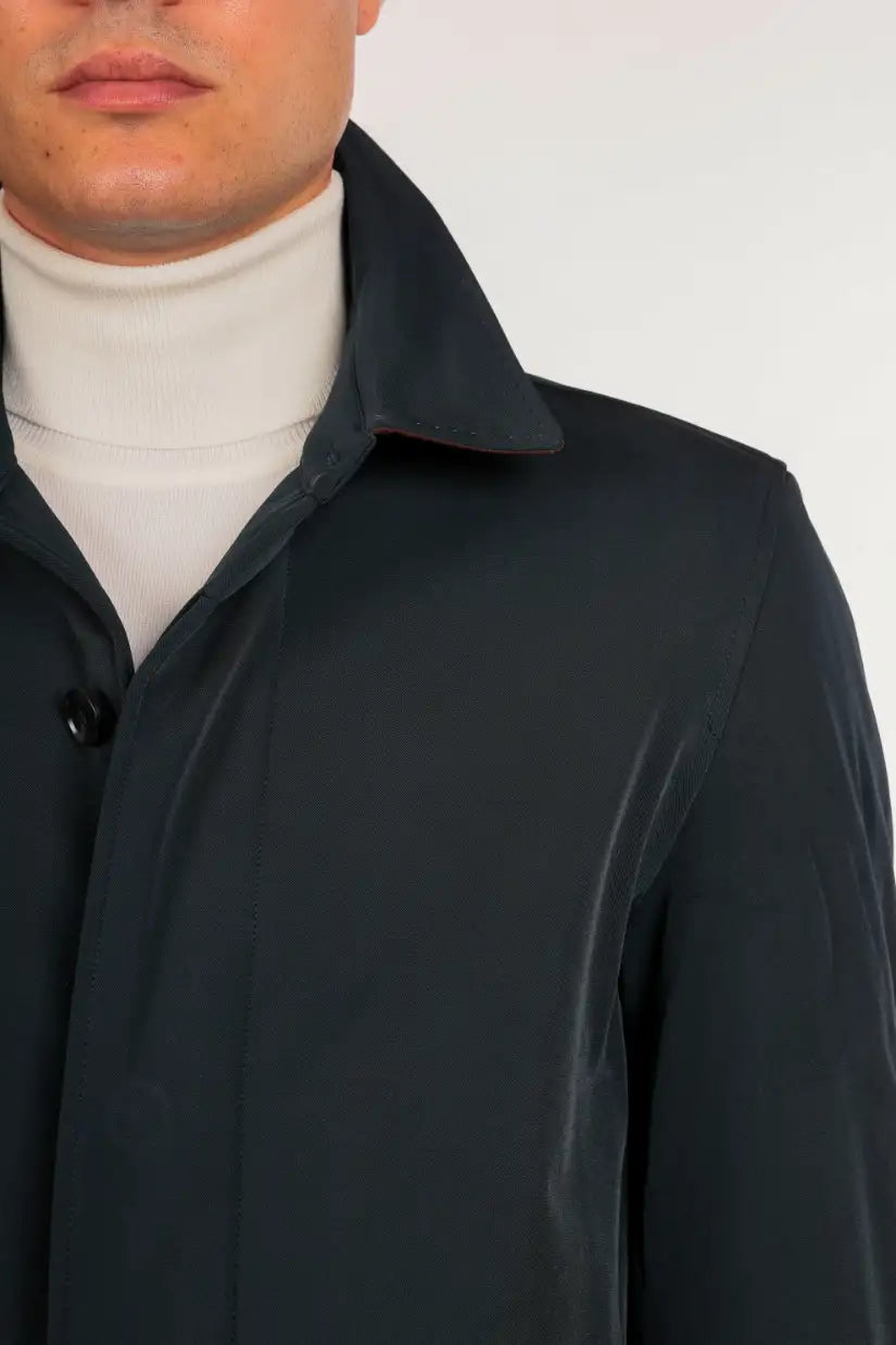 Trench impermeabile con i bottoni