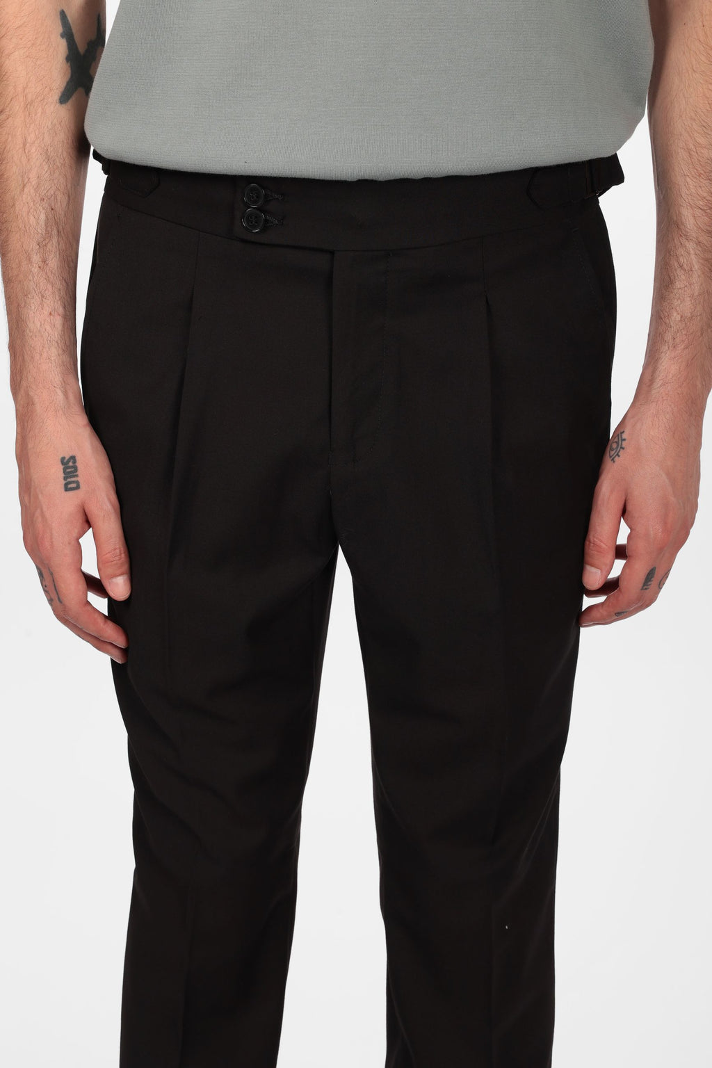 Pantalone con fascia e doppio bottone e pences