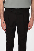 Pantalone con fascia e doppio bottone e pences