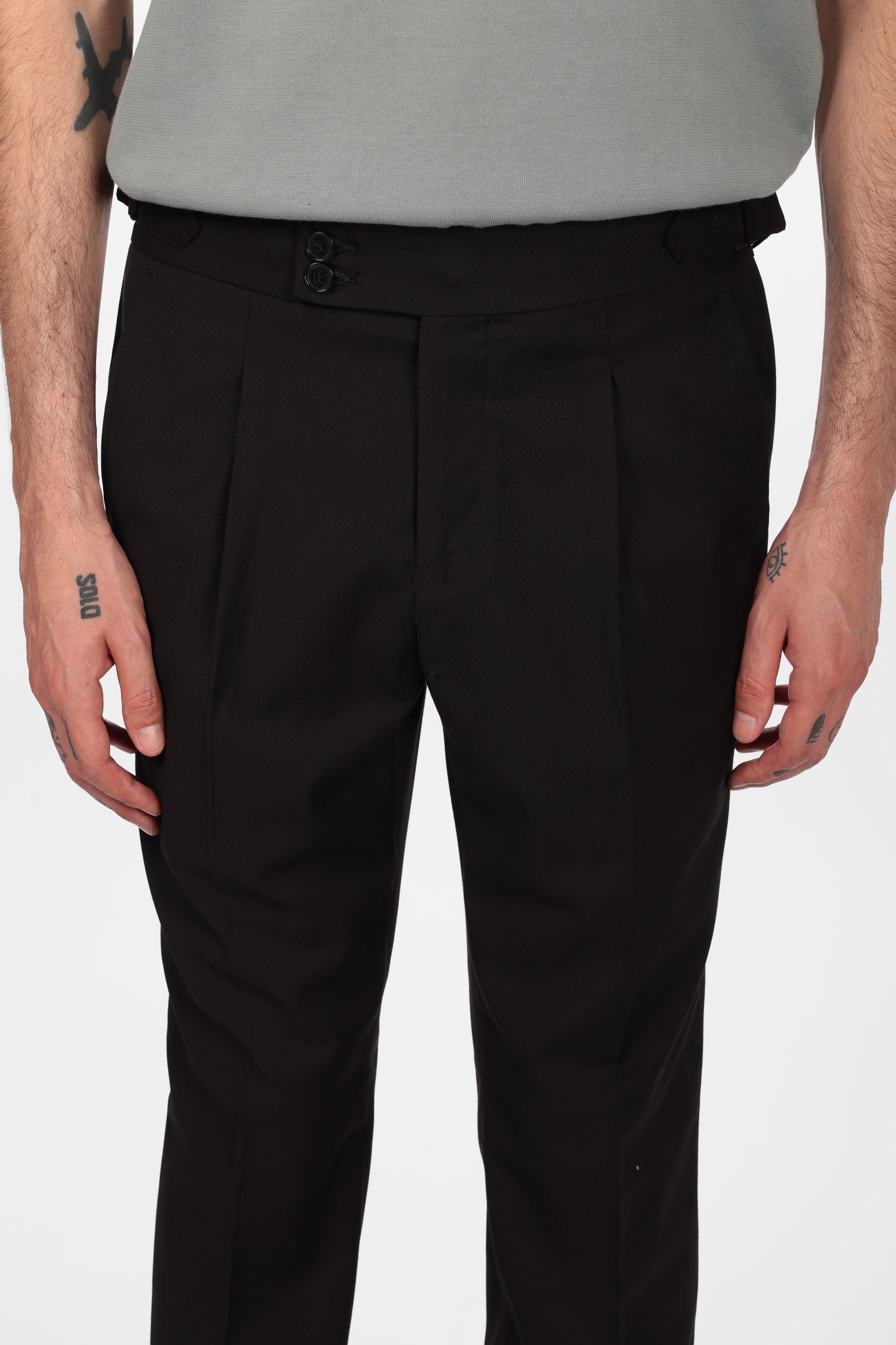 Pantalone con fascia e doppio bottone e pences