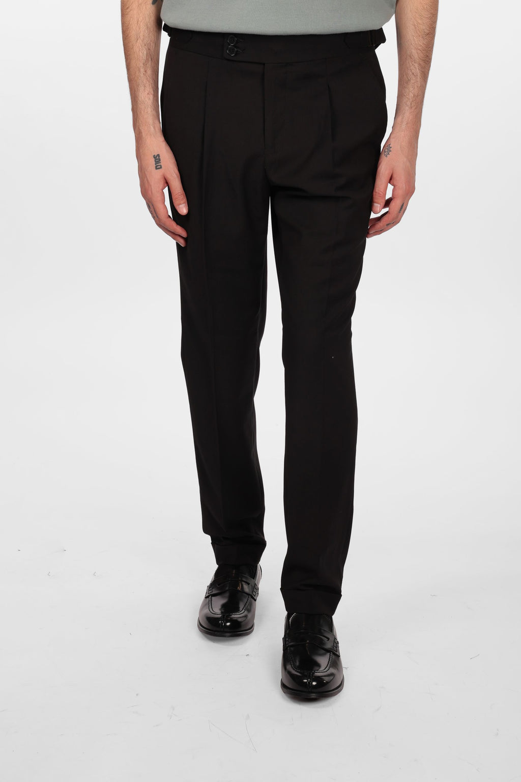Pantalone con fascia e doppio bottone e pences