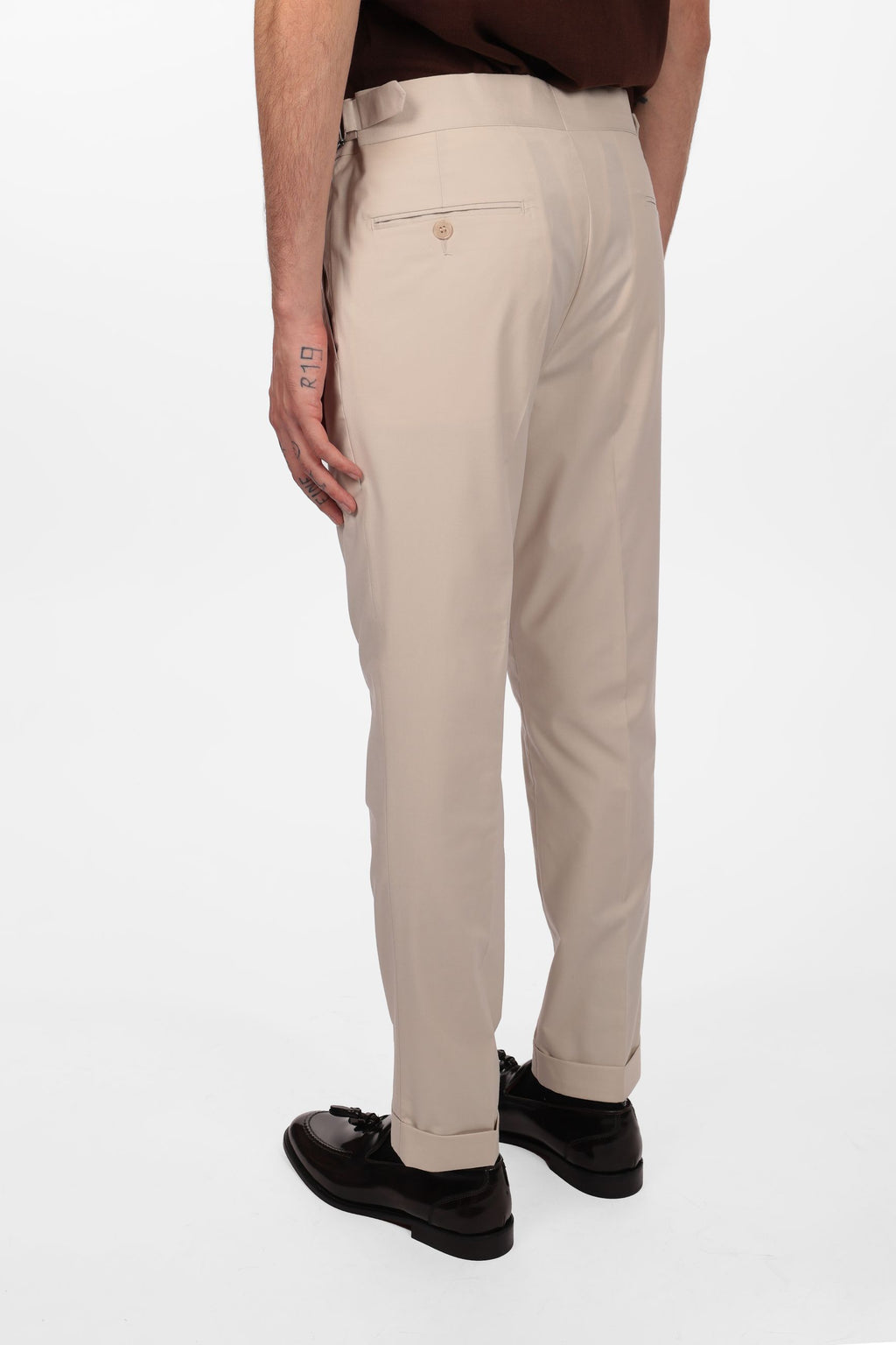 Pantalone con fascia e doppio bottone e pences