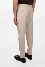 Pantalone con fascia e doppio bottone e pences