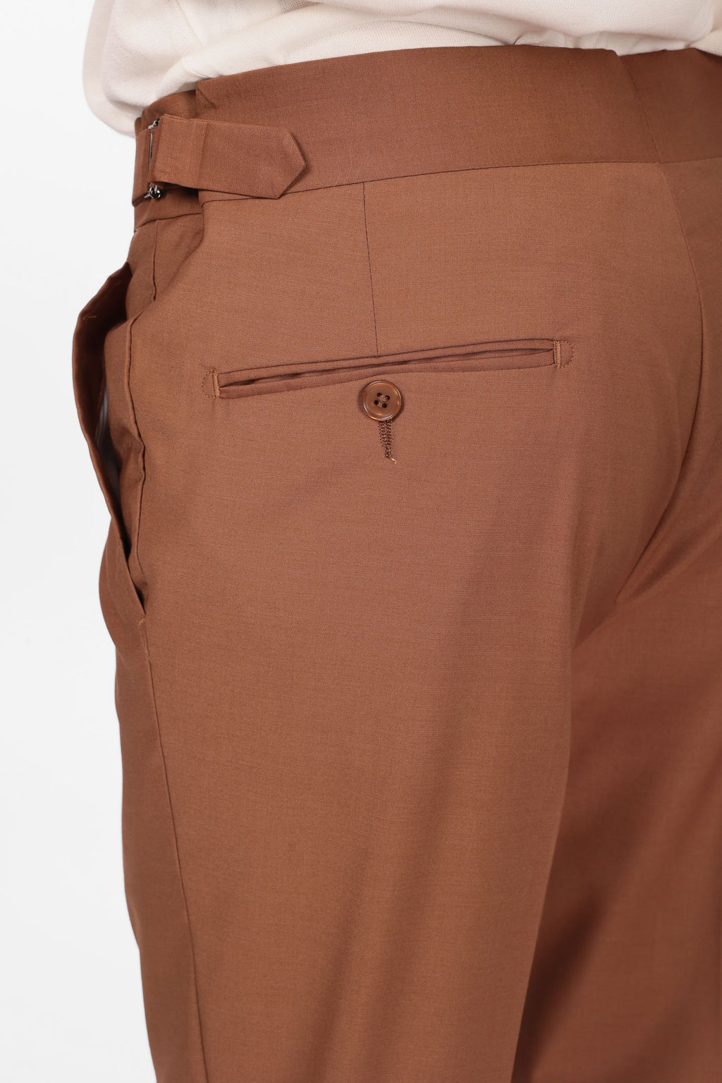 Pantalone con fascia e doppio bottone e pences
