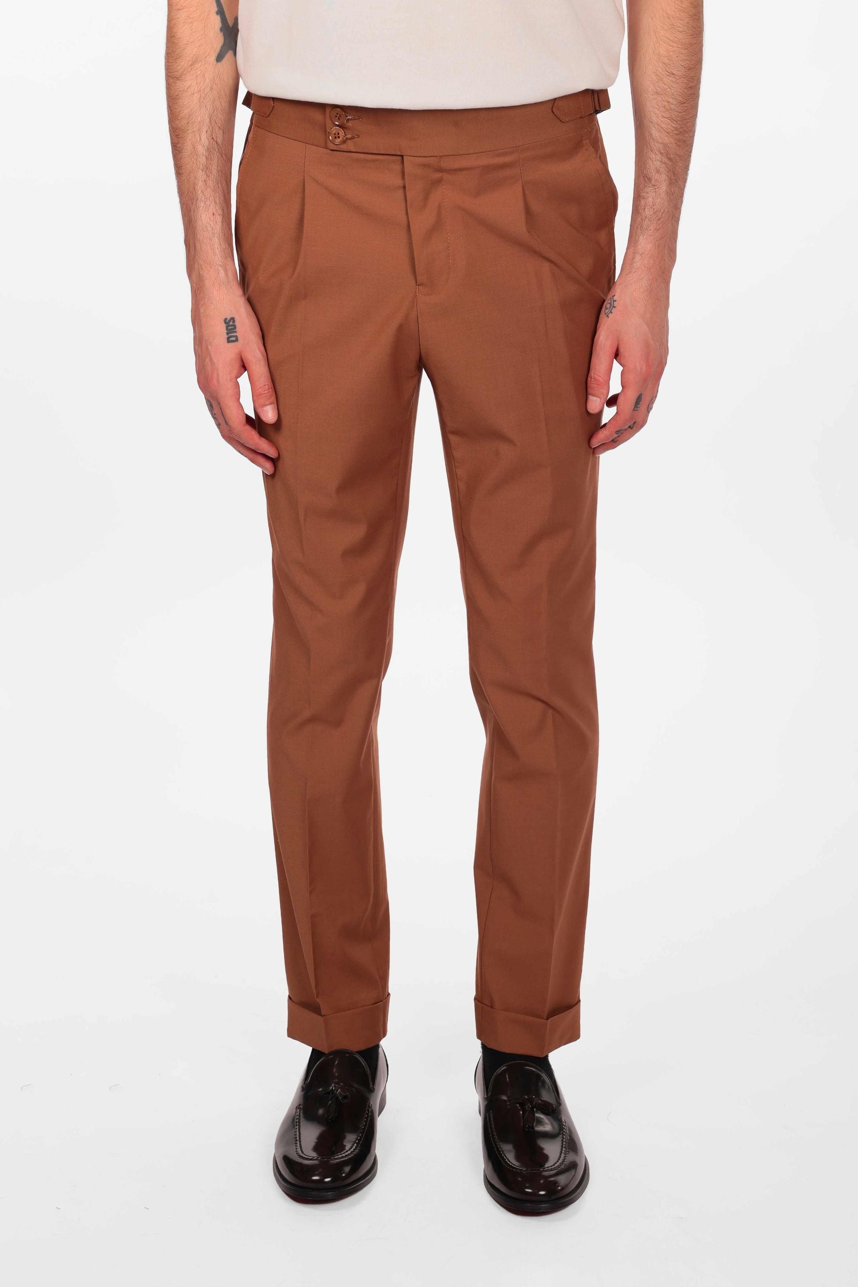 Pantalone con fascia e doppio bottone e pences