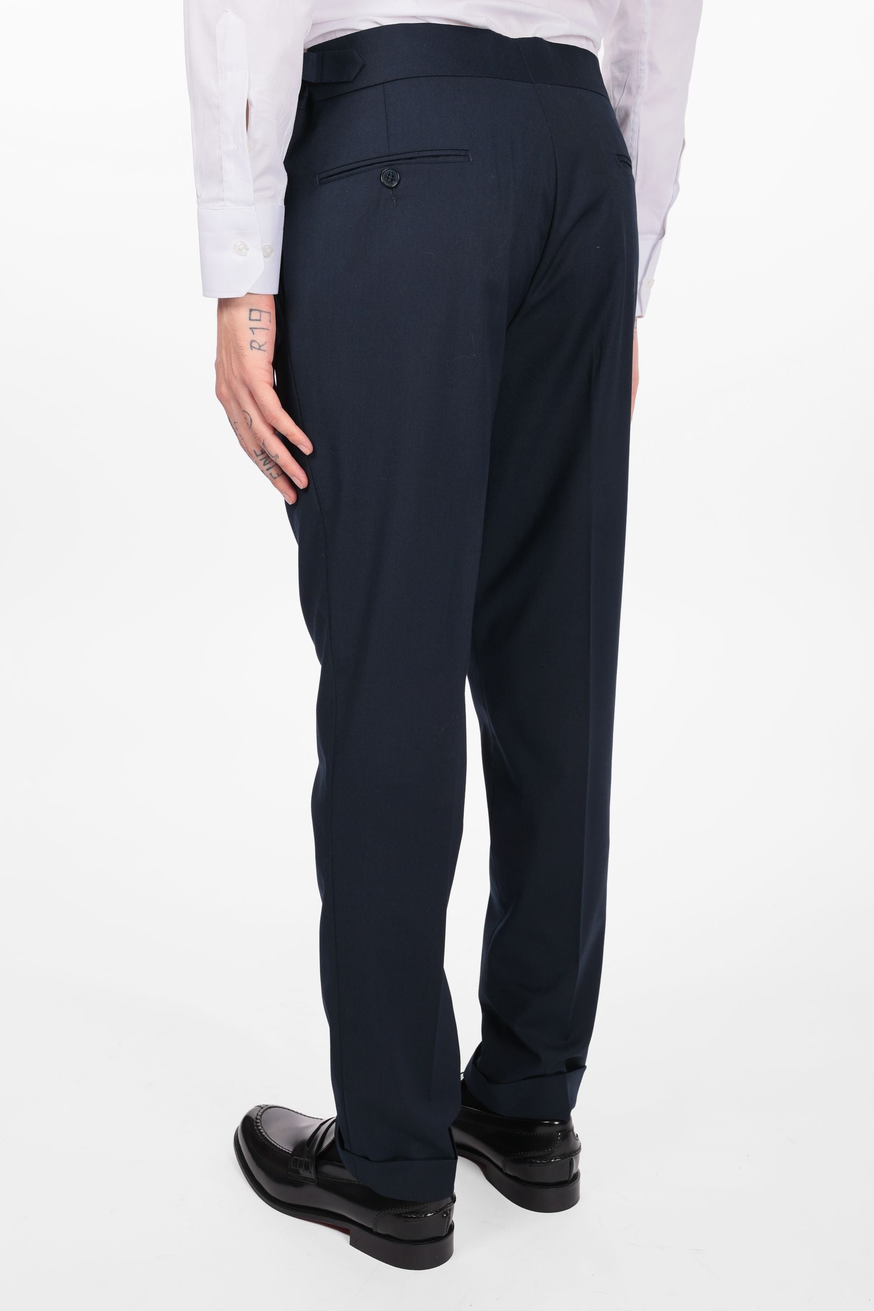Pantalone con fascia e doppio bottone e pences