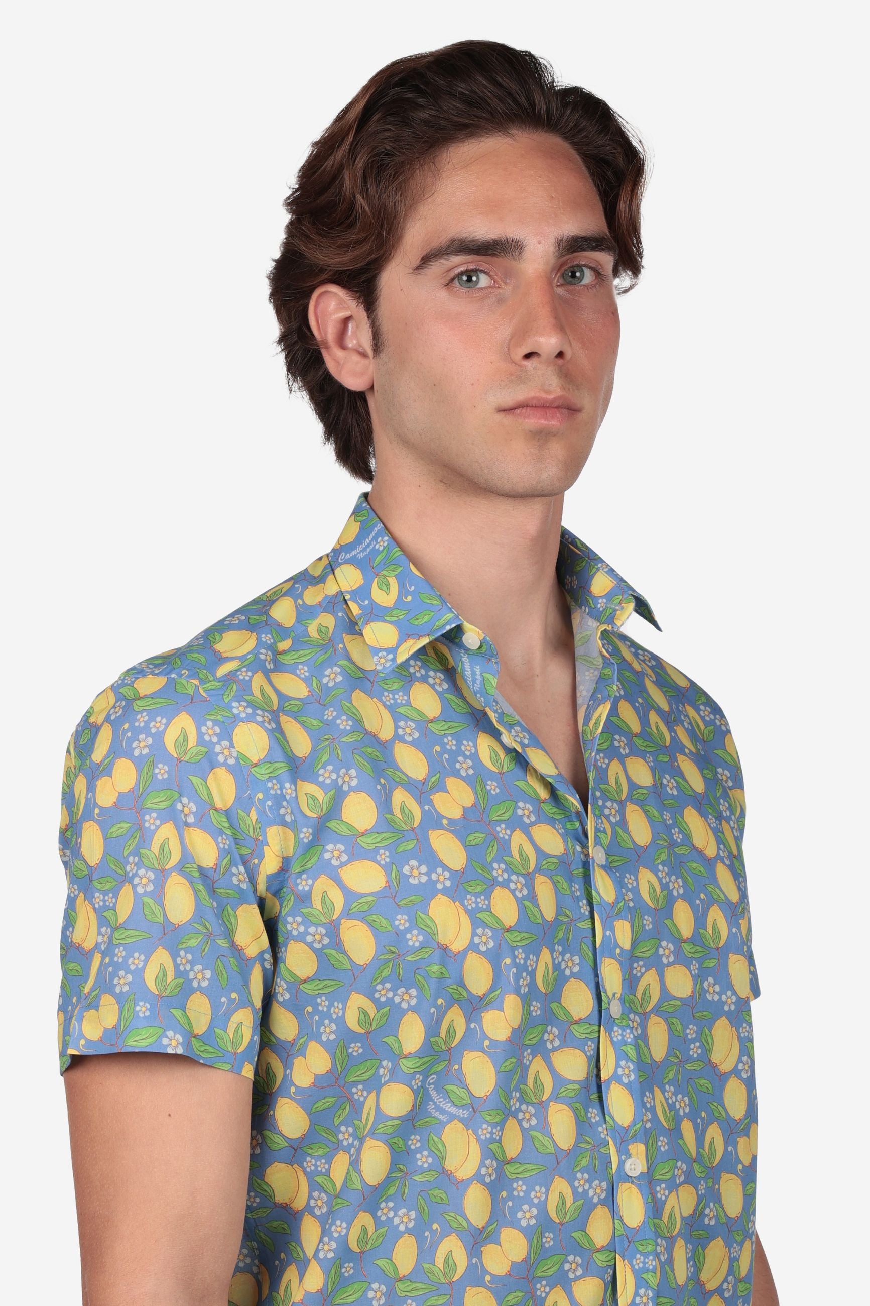 Camicia in cotone mussola fantasia limoni di Positano mezza manica