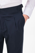 Pantalone con fascia e doppio bottone e pences