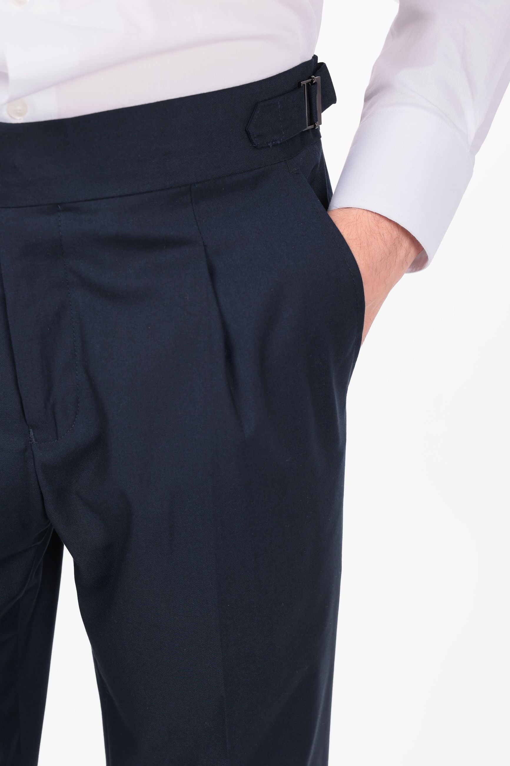 Pantalone con fascia e doppio bottone e pences