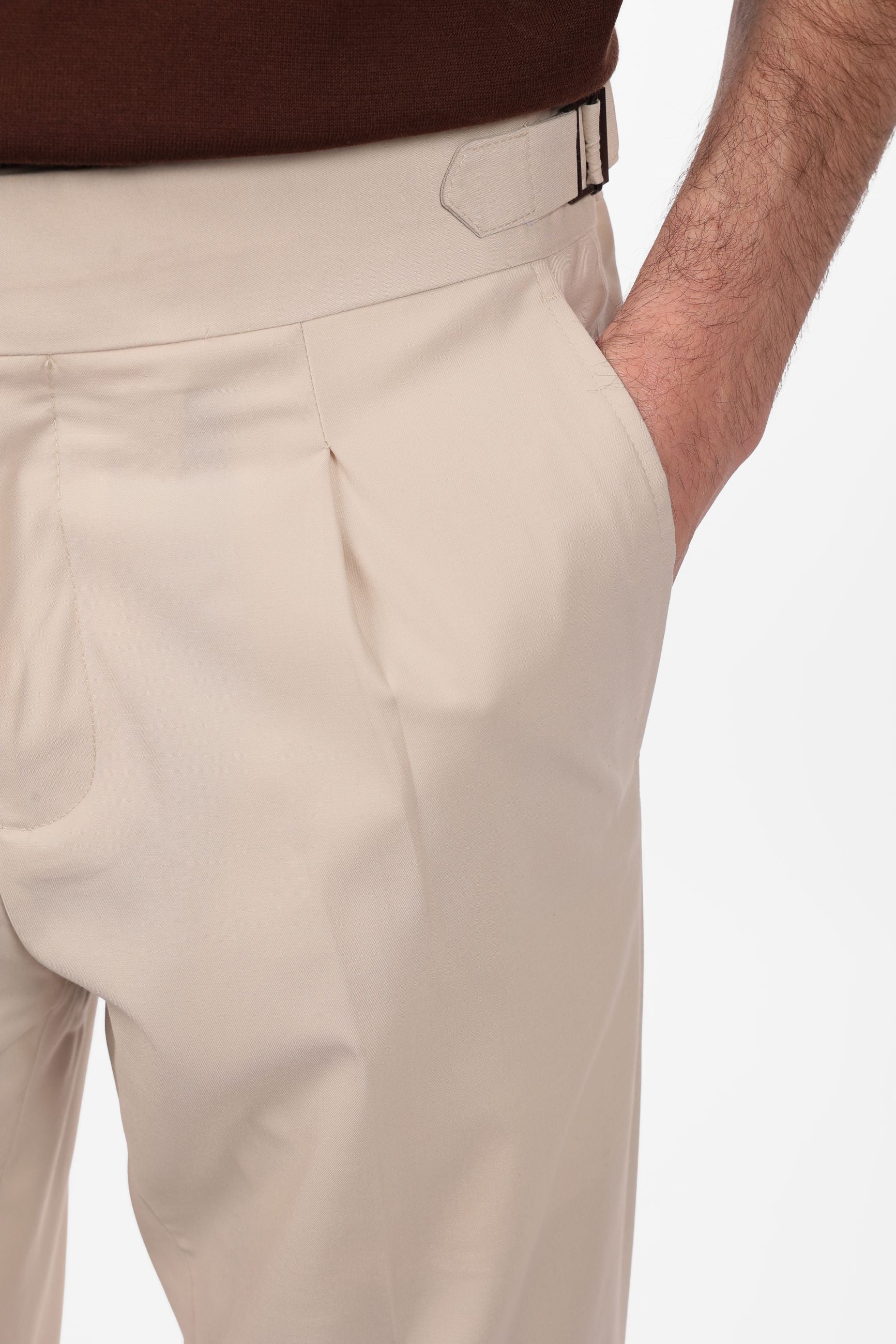 Pantalone con fascia e doppio bottone e pences