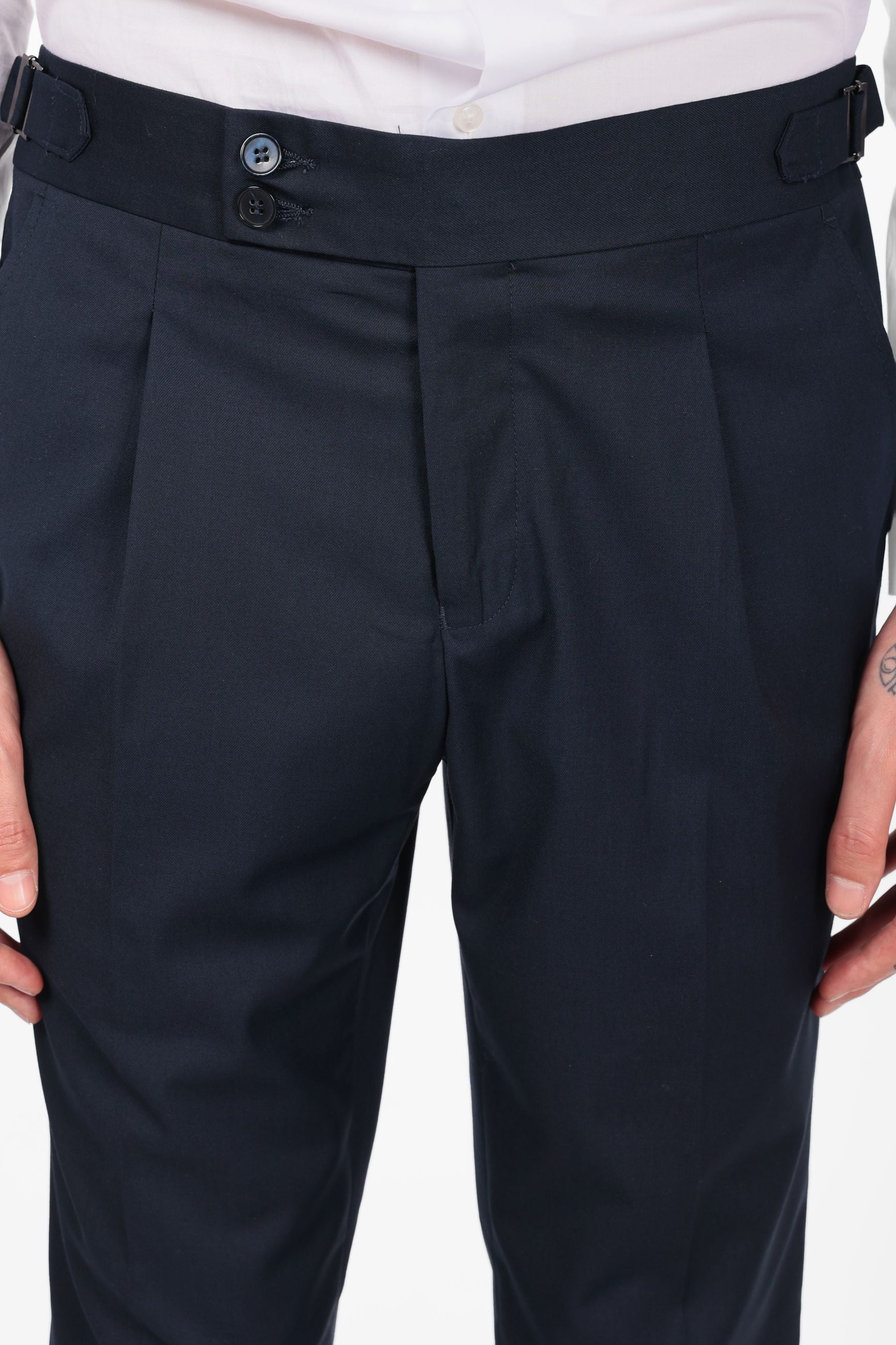 Pantalone con fascia e doppio bottone e pences