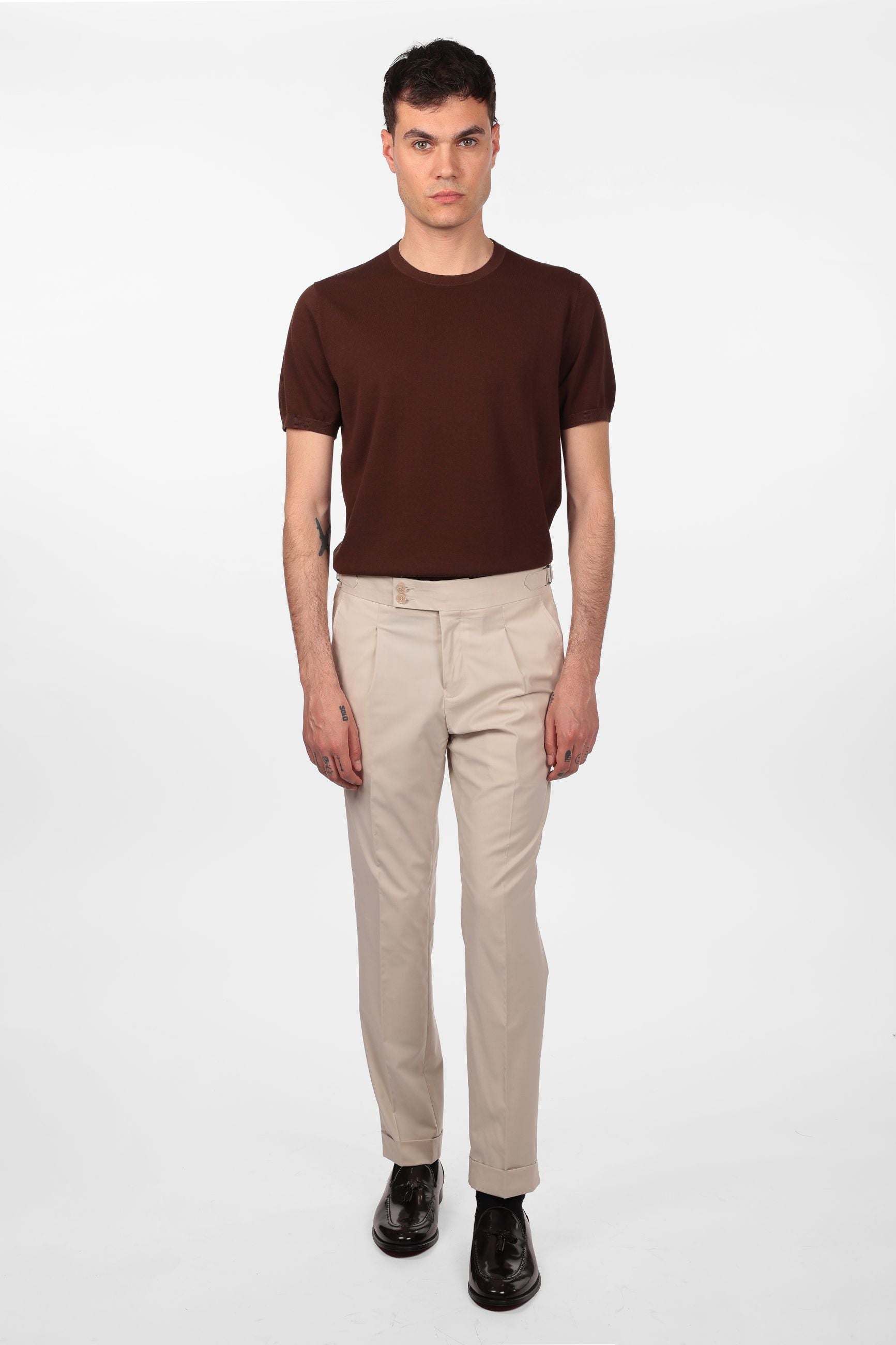 Pantalone con fascia e doppio bottone e pences