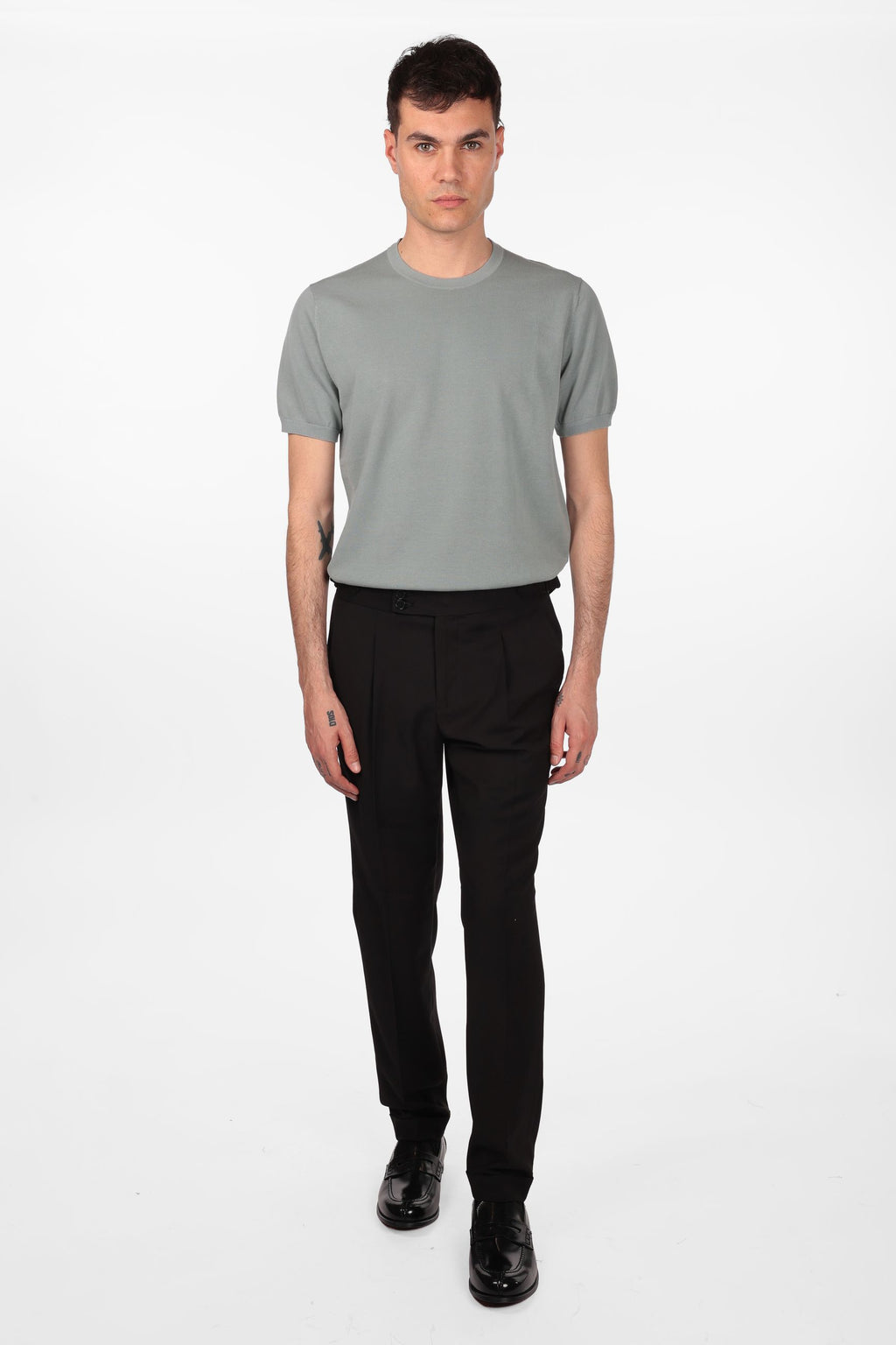 Pantalone con fascia e doppio bottone e pences