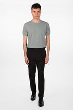Pantalone con fascia e doppio bottone e pences