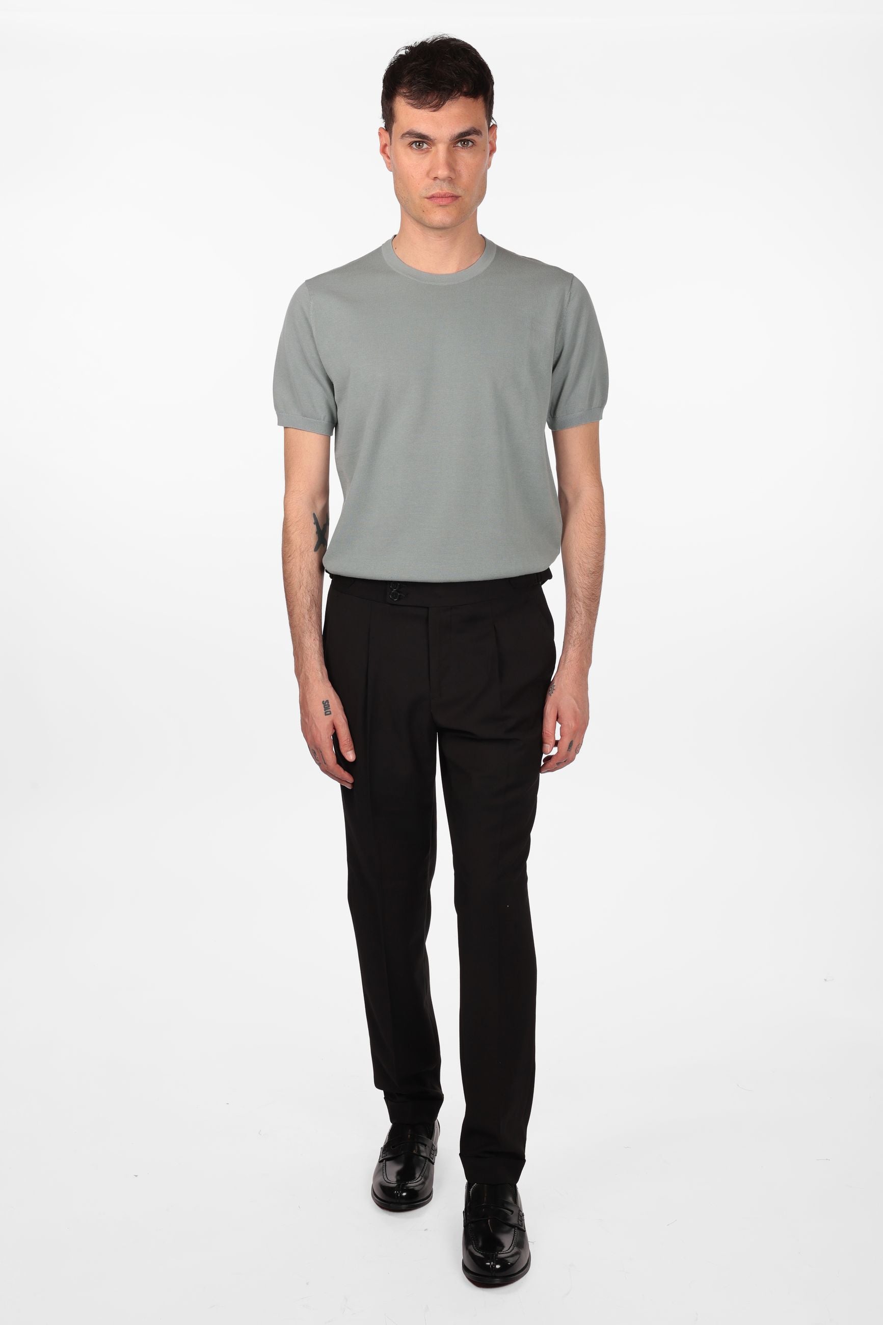 Pantalone con fascia e doppio bottone e pences