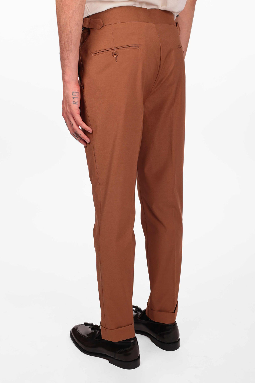 Pantalone con fascia e doppio bottone e pences