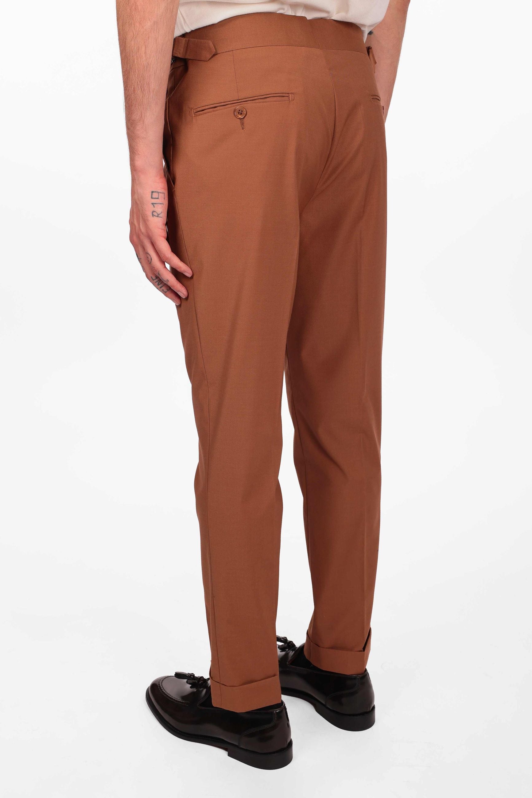 Pantalone con fascia e doppio bottone e pences
