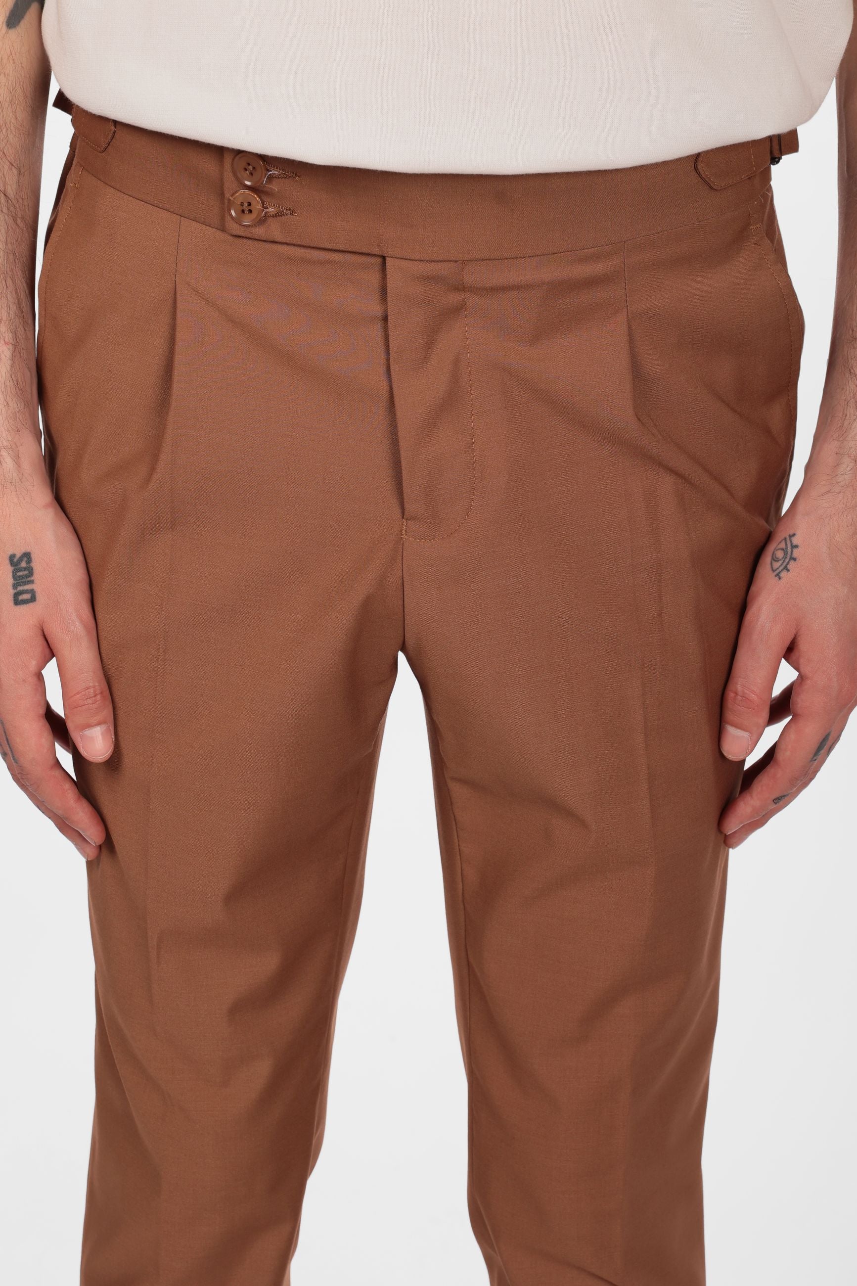 Pantalone con fascia e doppio bottone e pences
