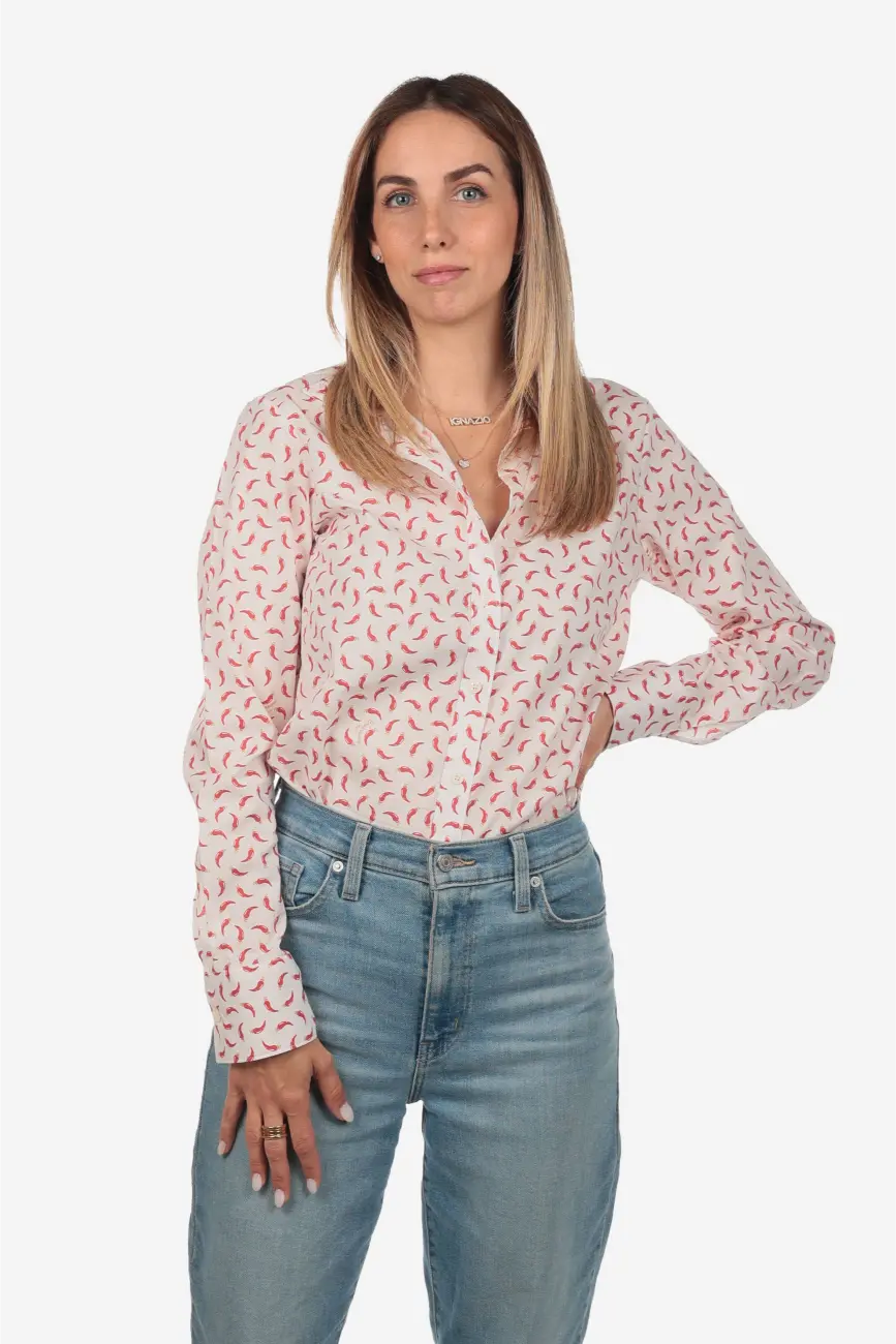Camicia donna in cotone con fantasia cornetti rossi portafortuna su sfondo bianco