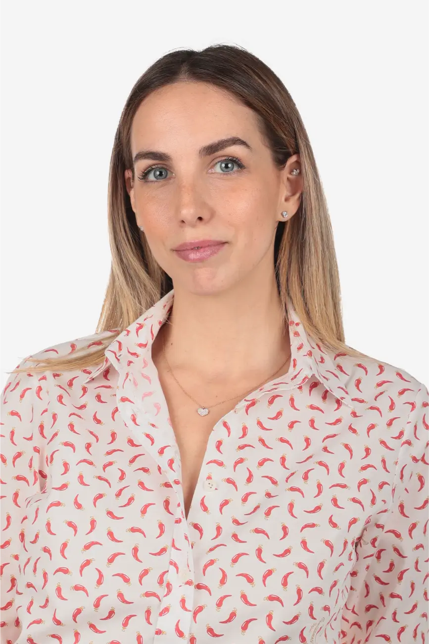 Camicia donna in cotone con fantasia cornetti rossi portafortuna su sfondo bianco