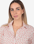 Camicia donna in cotone con fantasia cornetti rossi portafortuna su sfondo bianco