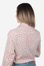 Camicia donna in cotone con fantasia cornetti rossi portafortuna su sfondo bianco