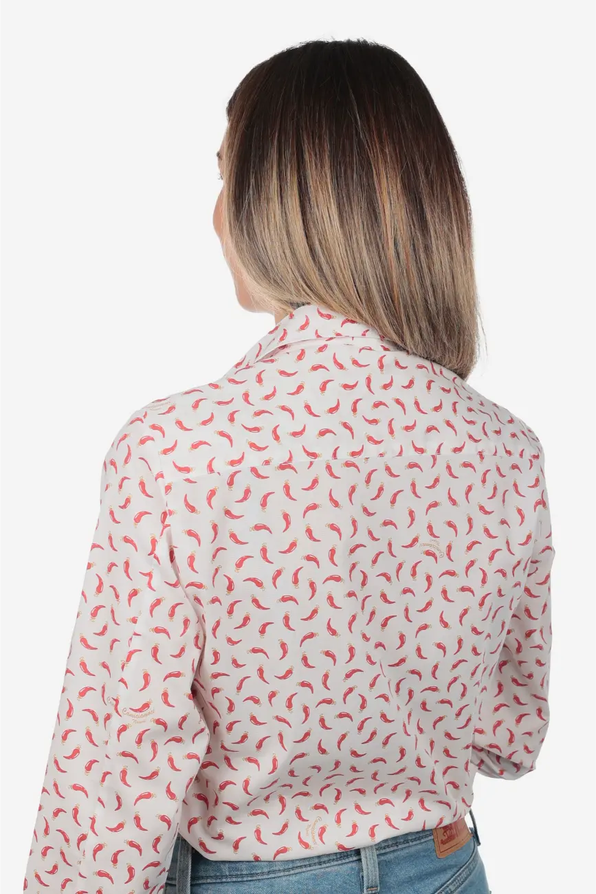 Camicia donna in cotone con fantasia cornetti rossi portafortuna su sfondo bianco