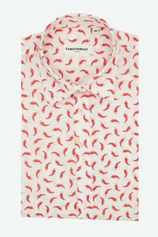 Camicia donna in cotone con fantasia cornetti rossi portafortuna su sfondo bianco