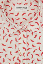 Camicia donna in cotone con fantasia cornetti rossi portafortuna su sfondo bianco