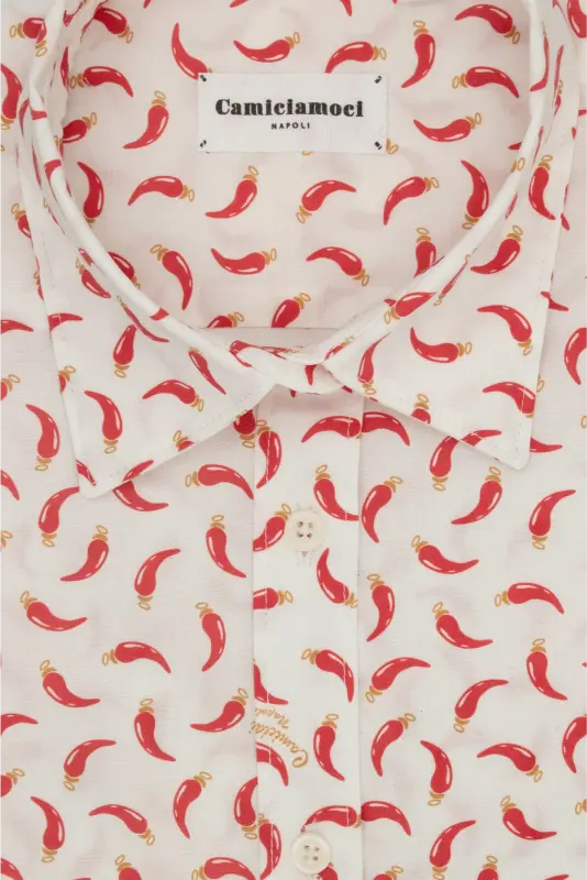 Camicia donna in cotone con fantasia cornetti rossi portafortuna su sfondo bianco