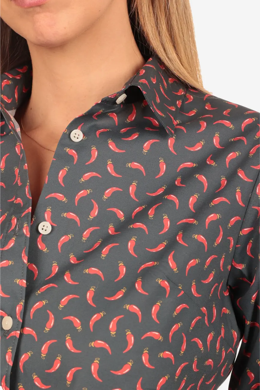 Camicia donna in cotone con fantasia cornetti rossi portafortuna su sfondo blu scuro