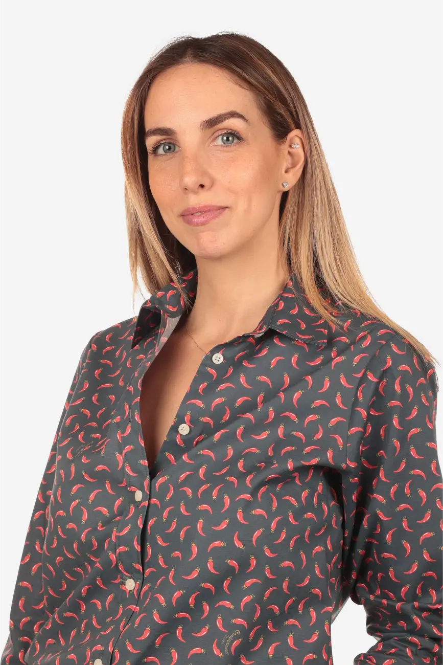 Camicia donna in cotone con fantasia cornetti rossi portafortuna su sfondo blu scuro