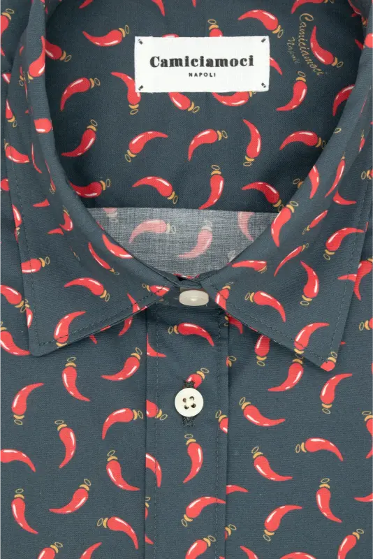 Camicia donna in cotone con fantasia cornetti rossi portafortuna su sfondo blu scuro