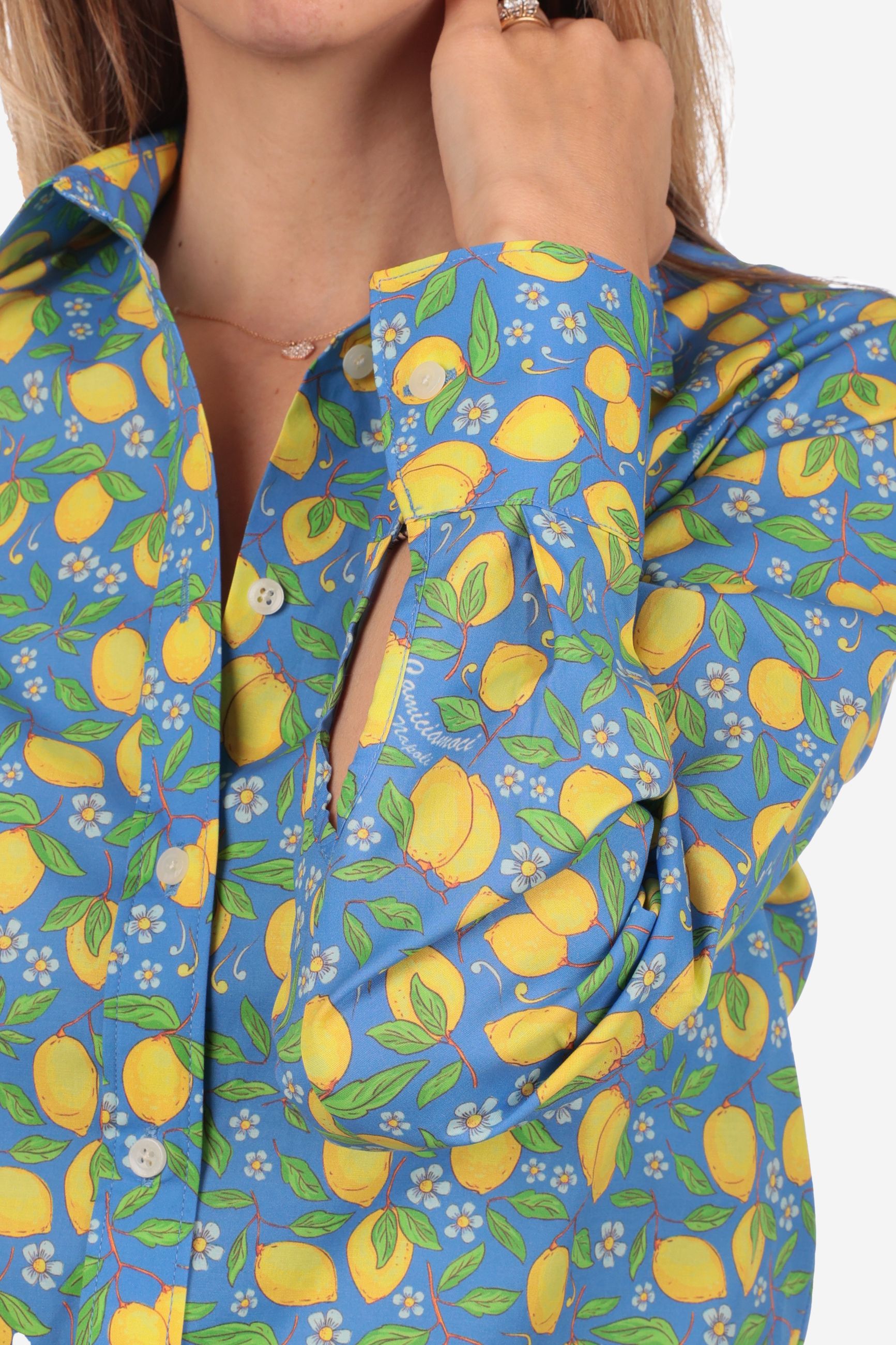 Camicia donna in cotone con fantasia limoni gialli su sfondo azzurro Positano