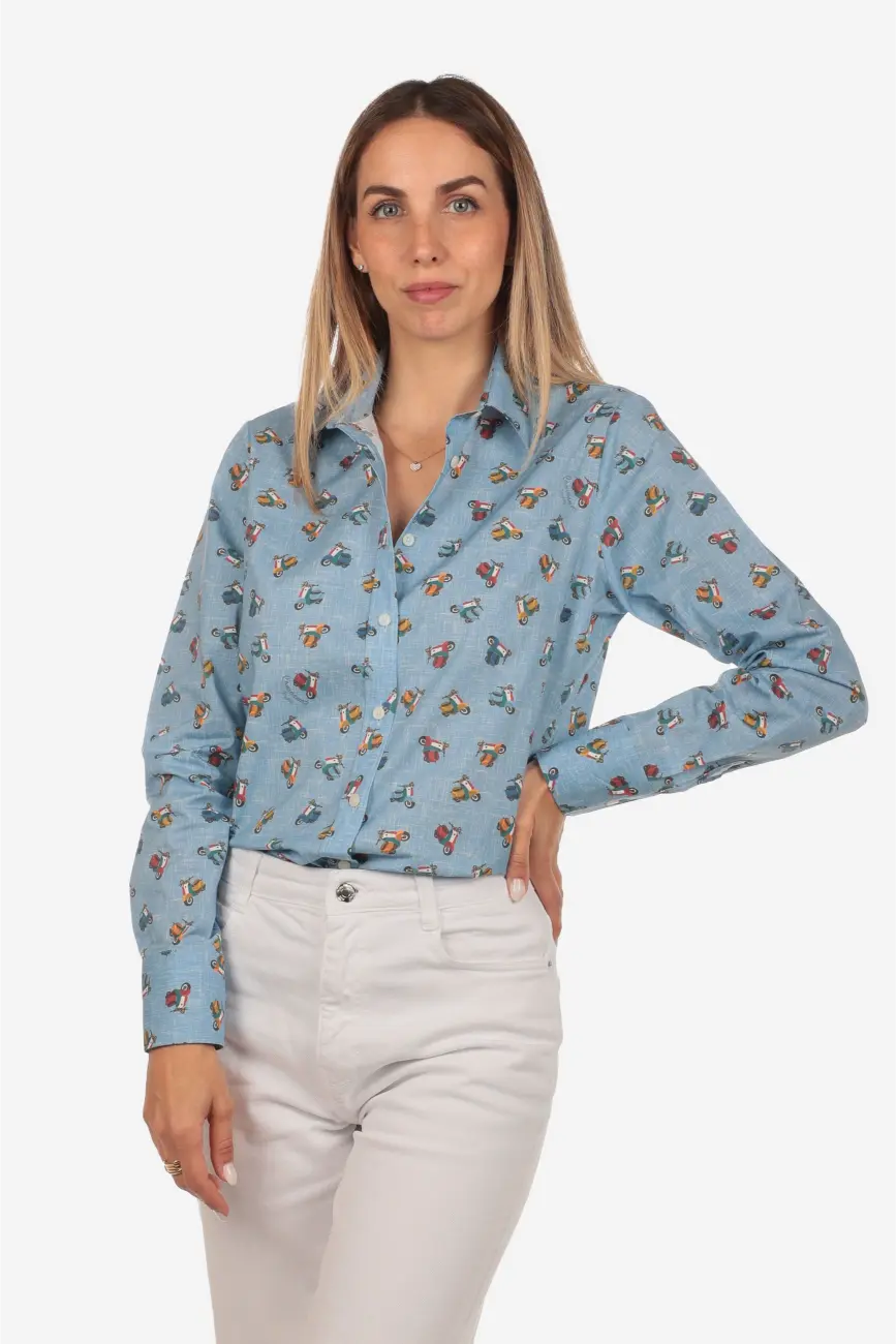 Camicia donna in cotone con fantasia vespette colorate su sfondo azzurro mélange